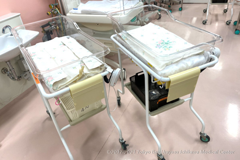 How do you call the crib which is used in hospital and movable in