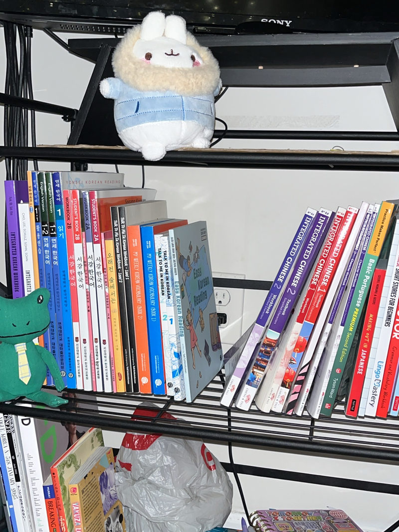 O que significa "displayed on bookshelves"? Pergunta sobre a Inglês