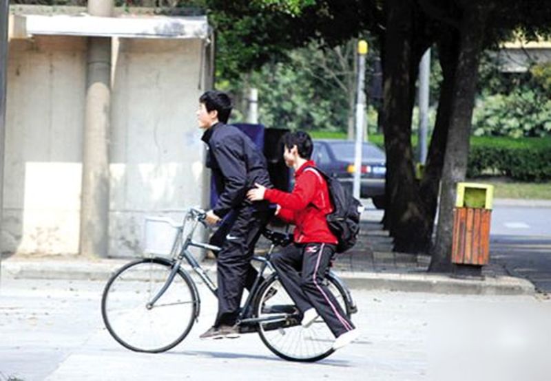 自行车带人老照片图片