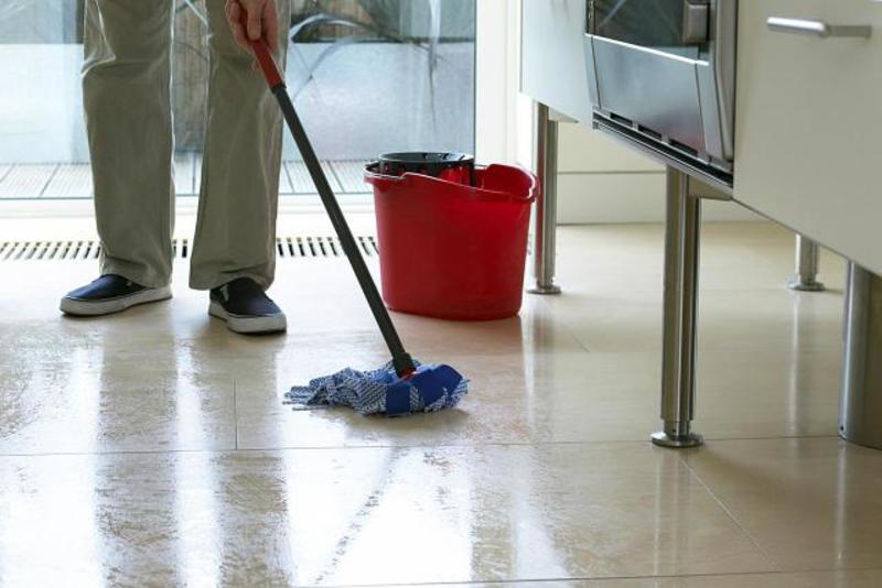 What is the meaning of "mopping "? Question about English (US) HiNative