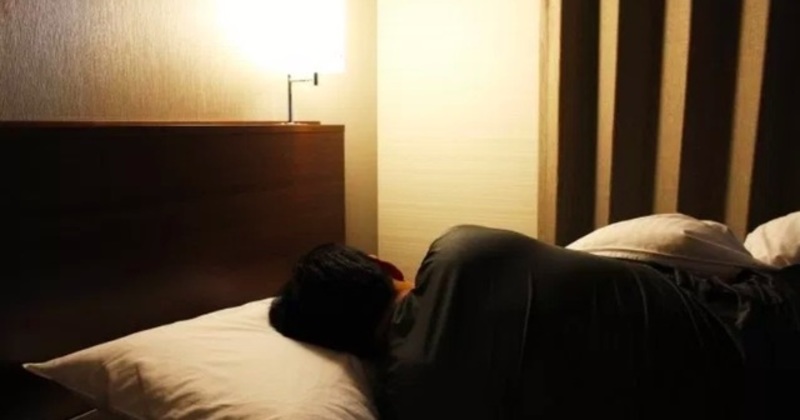 宾馆睡觉 真人图片