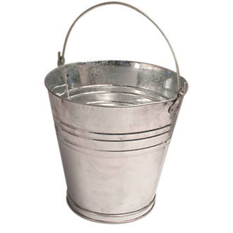What is the difference between "bucket " and "barrel " ? "bucket " vs