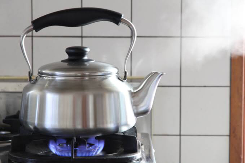 How do you say "I to boil the kettle (I to turn on the