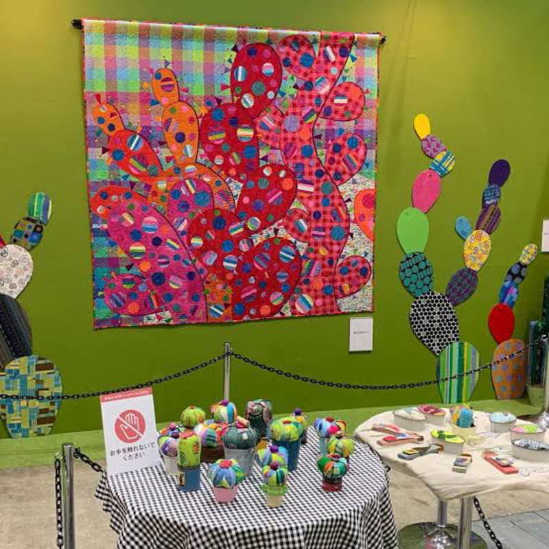 How do you say "Quilt Exhibition. It was very beautiful." in Hebrew