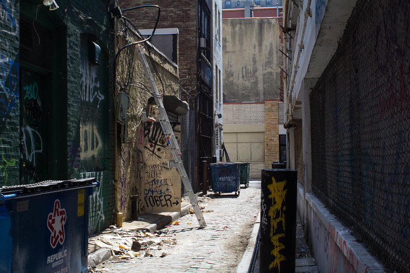 a sketchy-looking place 是什么意思?