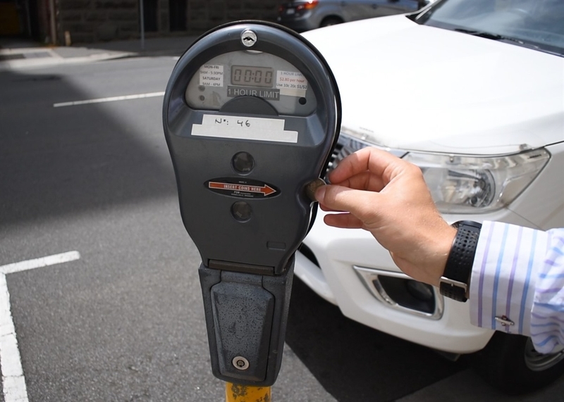to insert coins into the parking meter. 这个在 德语 里怎么说?