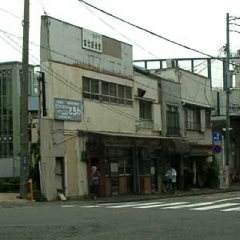 へぼい建物しかない ここで へぼい はどういう意味ですか 入れ替えられる他の言い回しを教えていただけますか Hinative