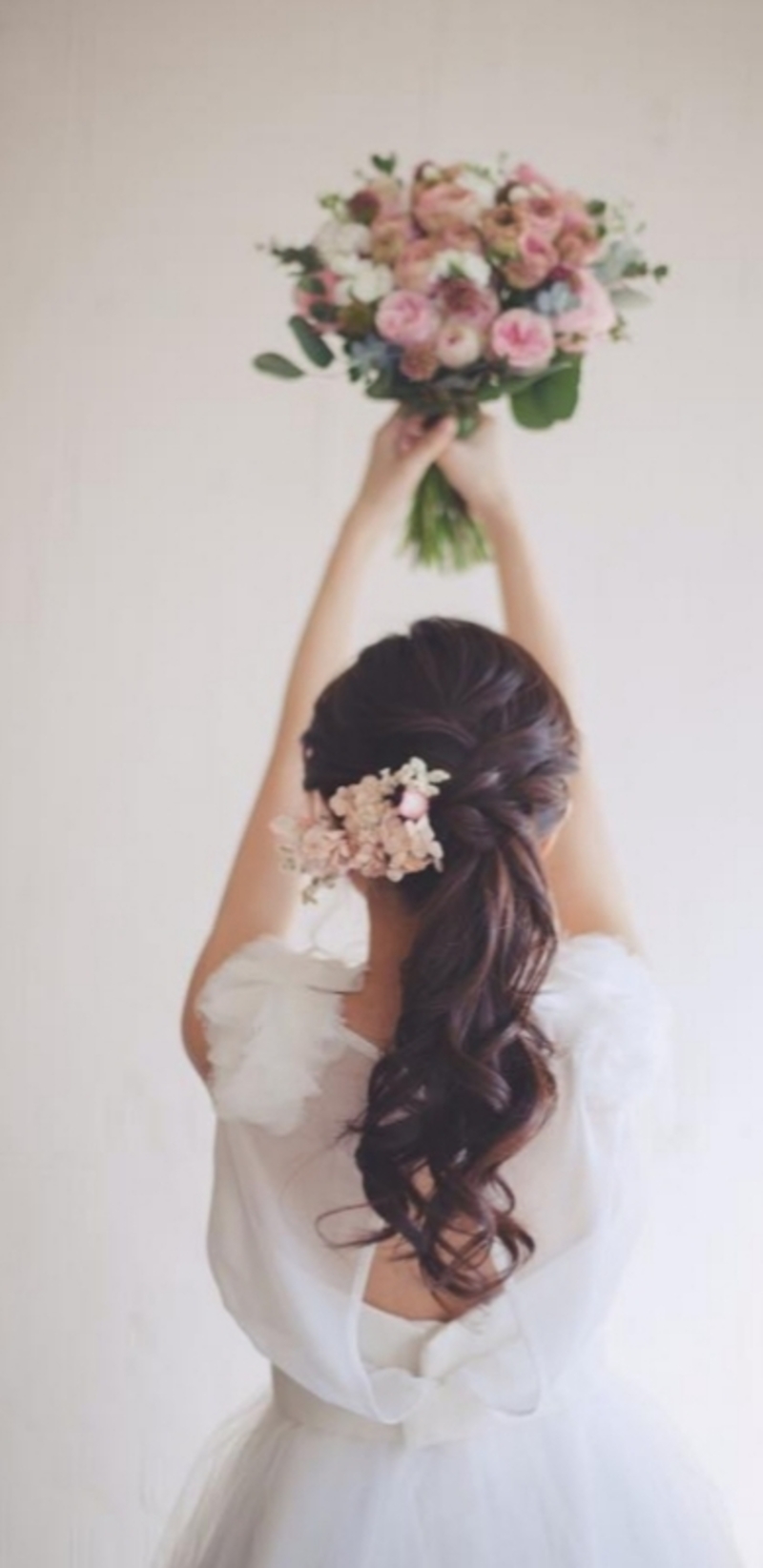 Chto Oznachaet くるりの ばらの花 の歌詞の中で 愛のばらを掲げて遠回りしてまた転んで と 相づち打つよ君の弱さを探すために という歌詞がありますが ここで ばらを掲げて の 掲げる の意味がわかりません そして 弱さを探すため相づち打つ は一体