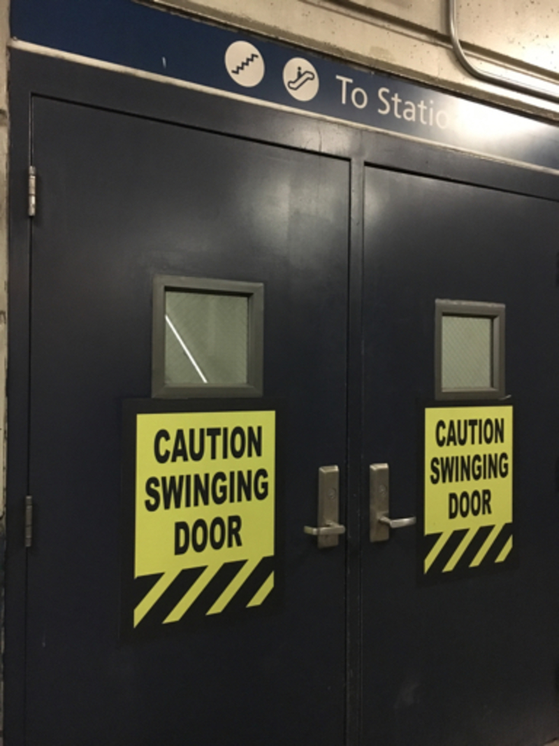 swinging door 是什么意思?