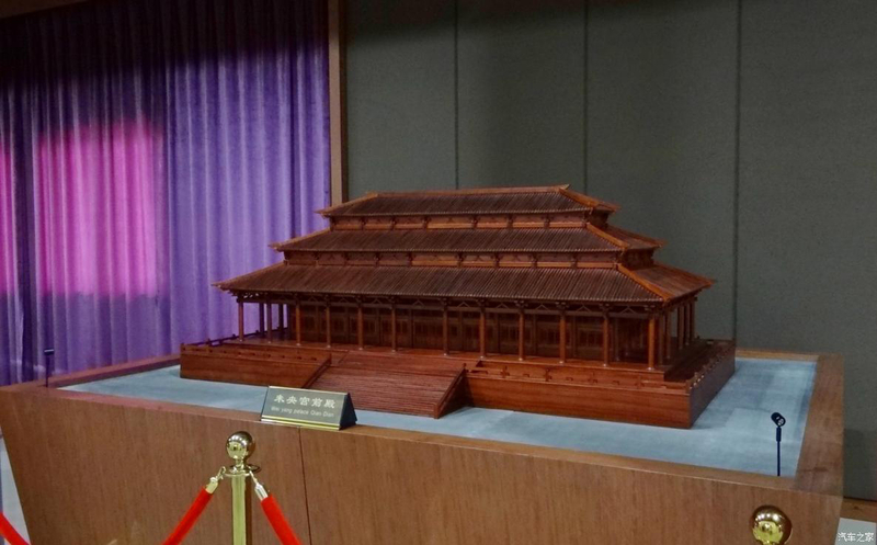 汉长安城的未央宫中的前殿是一幢房屋还是几幢建筑在面积宽大的布局里