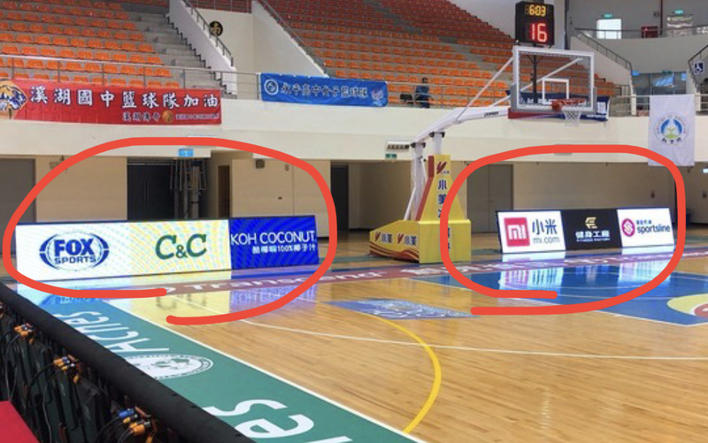 "如篮球场开球区, 作为背景的广告牌也不断展现在观众眼前"是什么意思
